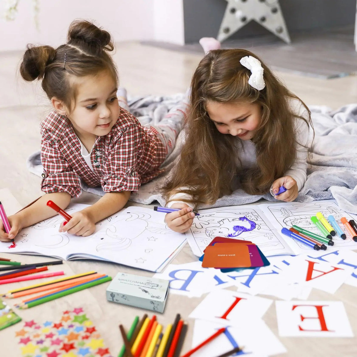 The Imagineering Company WatchamaDrawit Fast Action Drawing Game with Wildly Creative Challenges - A Family Board Game for Kids and Adults - Let The Family Game Night Fun Go Crazy 